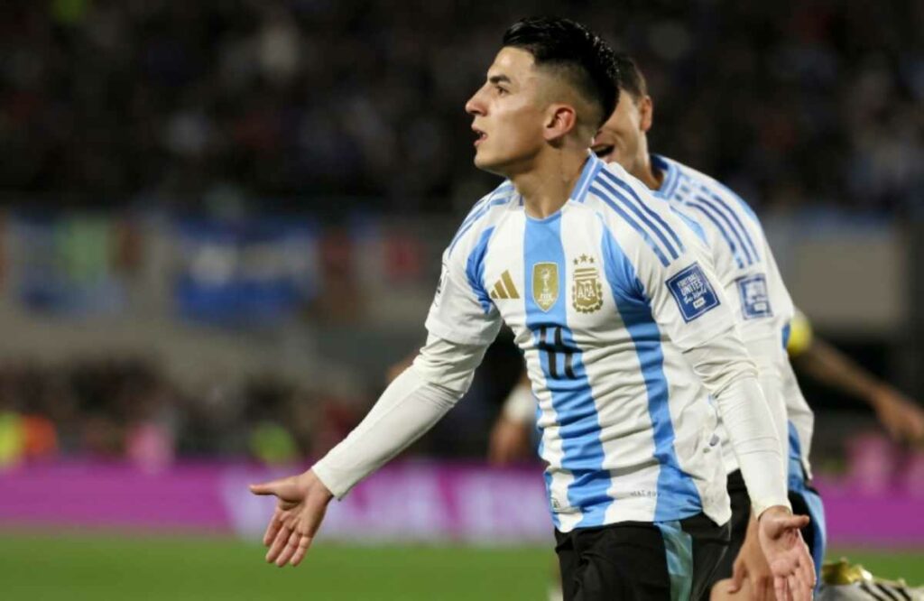 Cuando los campeones del mundo, punteros con 35 unidades, estaban diezmados por la expulsión de Enzo Fernández, Almada anotó el gol del empate