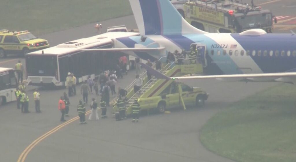 n avión de JetBlue se sale de la pista durante el aterrizaje en el Aeropuerto Logan de Boston