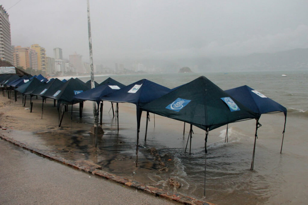 Tormenta Erick se intensifica y sigue su curso hacia estados mexicanos Oaxaca y Guerrero