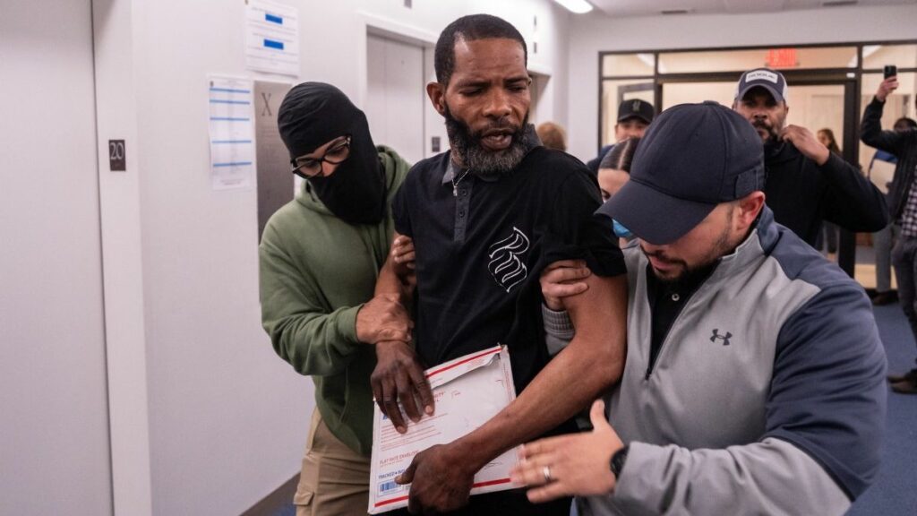 Jueza limita arrestos de ICE sin orden en el sur de California