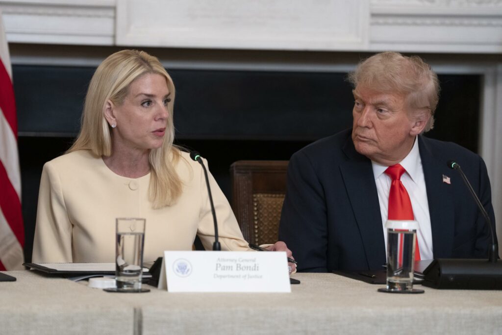 El presidente de EE.UU., Donald Trump, junto a su fiscal general, Pam Bondi, en una foto de archivo. EFE/EPA/CHRIS KLEPONIS / POOL