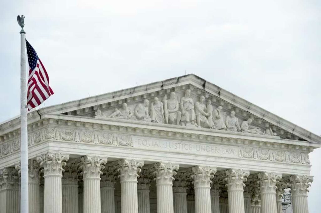 La decisión del máximo tribunal, se produce diez días después que allanara el camino para que la administración Trump deporte a migrantes a países distintos a los de su origen.