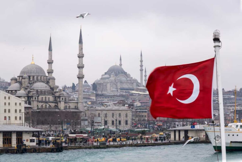 Las detenciones están vinculadas a la investigación por presunta corrupción que resultó en marzo en la destitución del influyente alcalde opositor de Estambul, Ekrem Imamoglu.