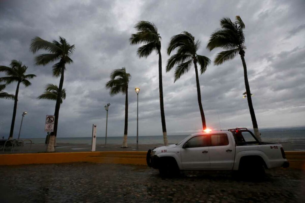 Se registran vientos con fuerza de tormenta tropical a 150 kilómetros de distancia del ojo del huracán