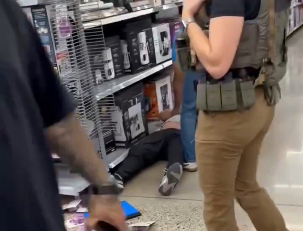 Indignación en Walmart: ICE usa pistola Taser contra hispano en Nuevo México