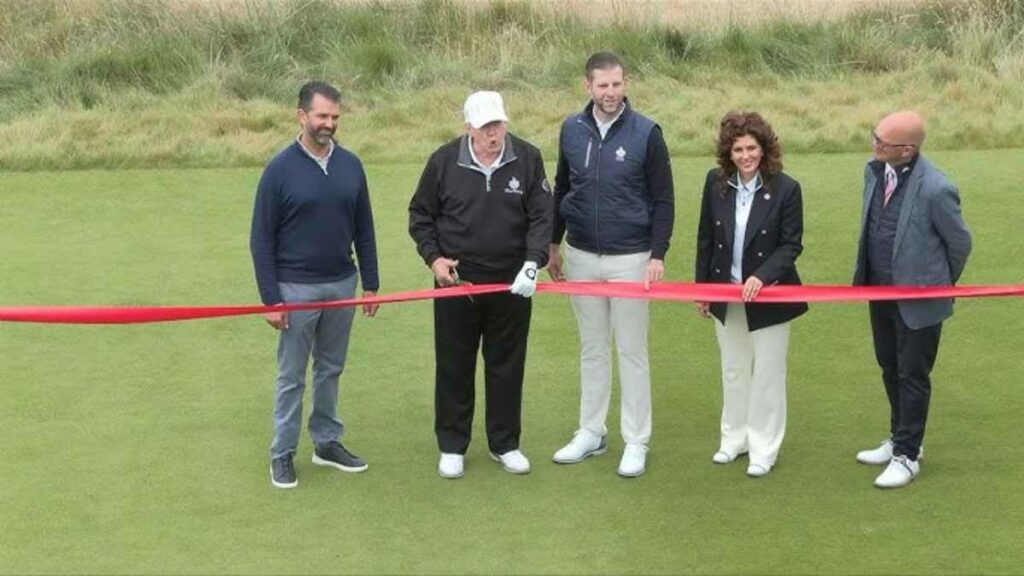 El presidente golpeó la primera bola del nuevo campo, antes de partir al final de la tarde hacia Estados Unidos.