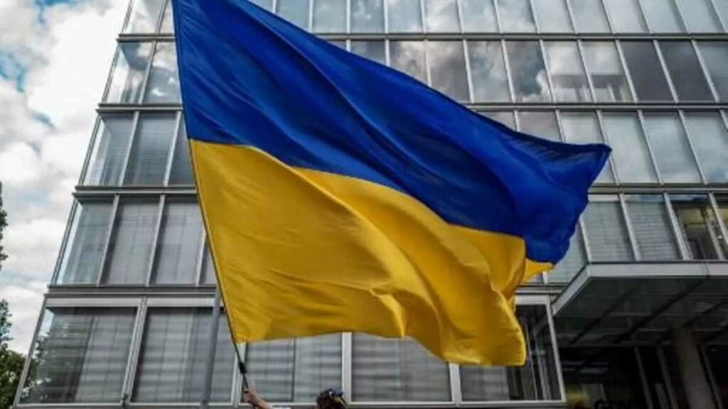 La Unión Europea, que apoya a Kiev en su guerra contra Rusia, y la sociedad civil criticaron fuertemente esa ley, que dieron lugar a unas importantes manifestaciones en el país.