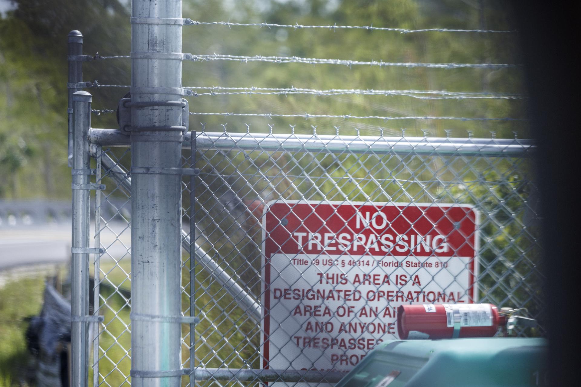 Juez de EEUU desestima demanda sobre el acceso legal de migrantes en 'Alligator Alcatraz'