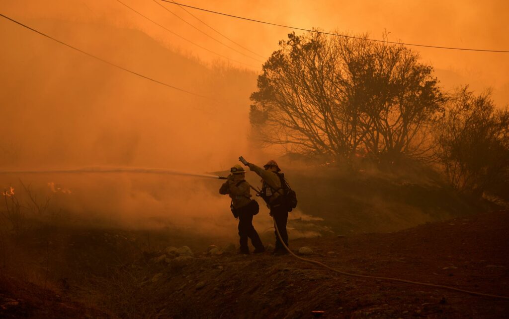 Dos incendios forestales avanzan en California aunque Los Ángeles retira orden de evacuar