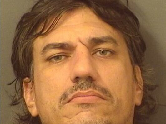 Detienen en aeropuerto de Florida a sospechoso con un rifle de asalto cargado