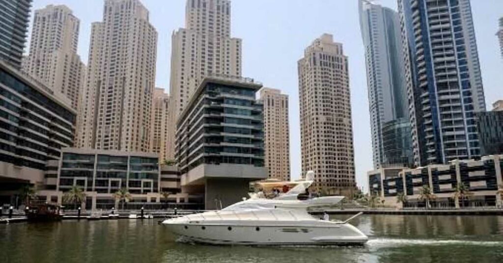 Emiratos Árabes Unidos, y en especial su deslumbrante vitrina, atrae desde hace tiempo a los poseedores de grandes fortunas en la región.