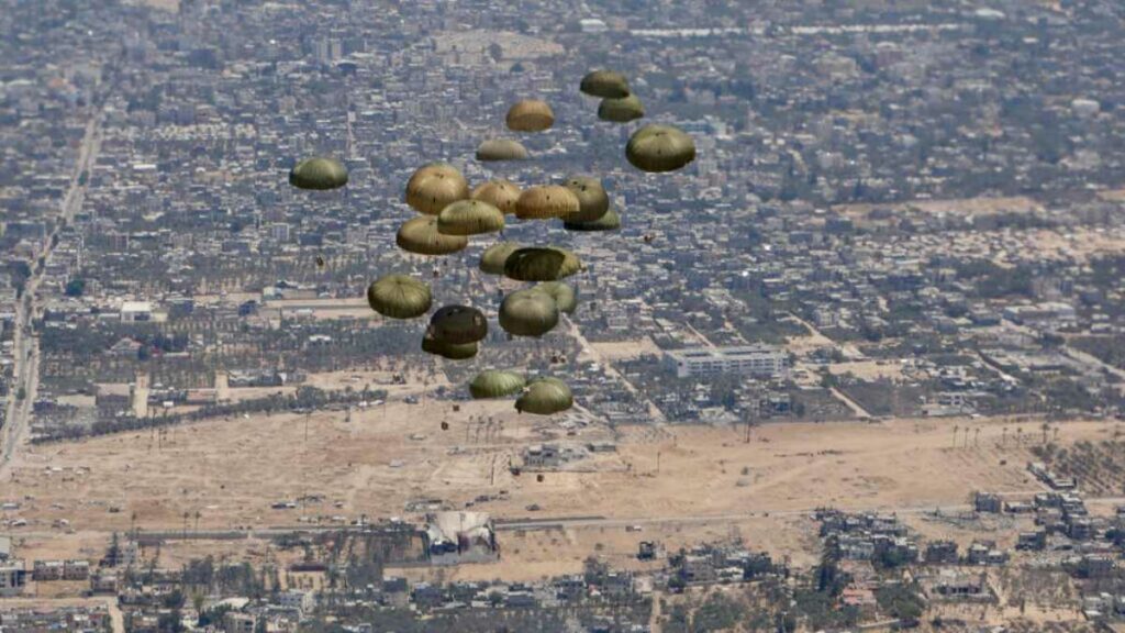 Este lanzamiento aéreo, se suma a los “camiones con ayuda humanitaria española que esperan en la frontera de la Franja de Gaza”