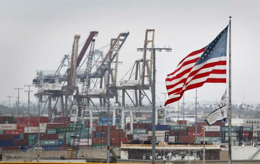 Déficit comercial de Estados Unidos cae 5,6 % en junio