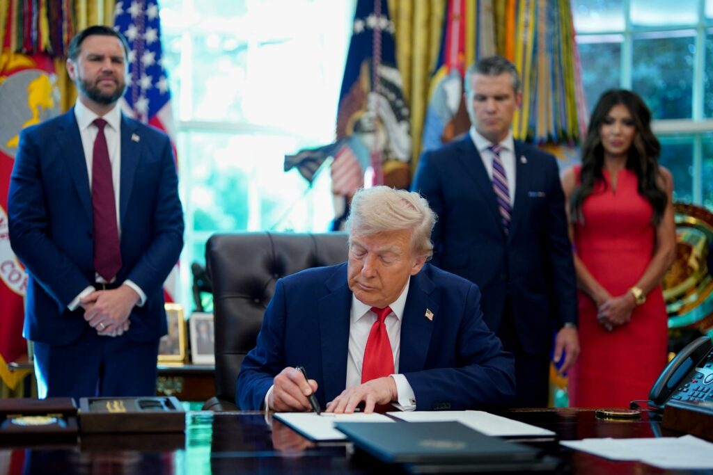Trump firma una orden para procesar a quienes quemen la bandera de EE.UU.
