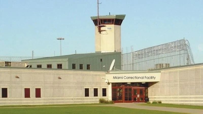 Cerrará centro de detención de inmigrantes 