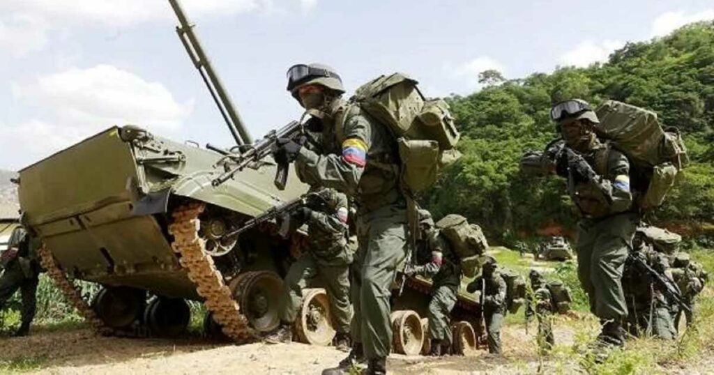 Caracas respondió a esta "guerra no declarada" -como la llama el ministro de Defensa, Vladimir Padrino López- con tres días de ejercicios militares en la isla La Orchila.
