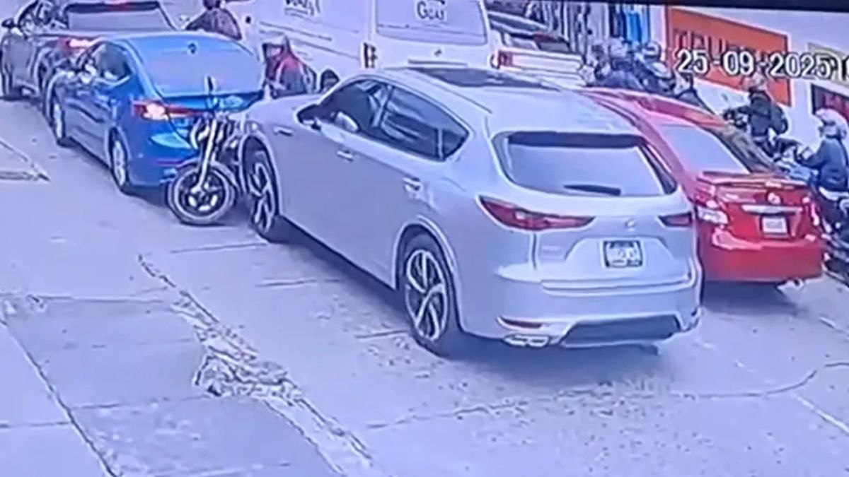 Conductor embiste con furia contra un motociclista y lo deja gravemente ...