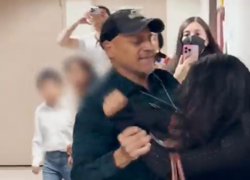 Agente de ICE empuja al suelo a mujer ecuatoriana durante detención de su esposo en Nueva York