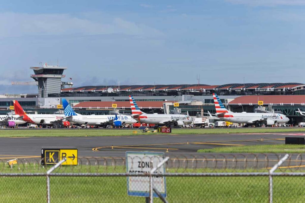 La dirección general de Aviación Civil informó en un comunicado que el espacio aéreo de Costa Rica “se reabrió” después de “solventar el problema eléctrico que afectó los sistemas de radar”.
