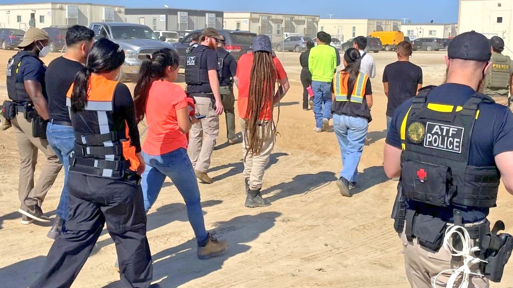 Latinos y surcoreanos, entre 450 detenidos en redada en planta de Hyundai