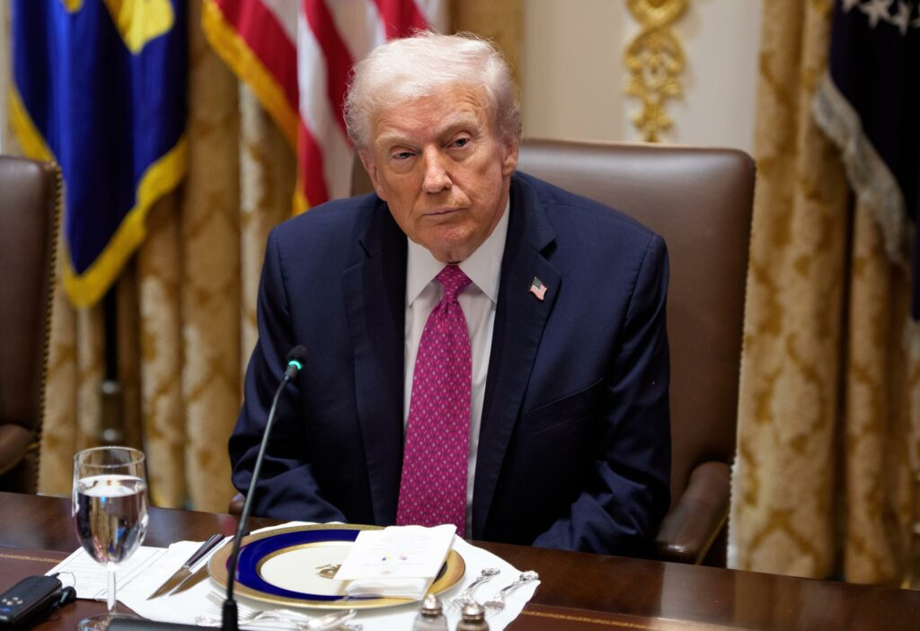 Trump dice que Maduro le ha ofrecido "de todo" porque no quiere "meterse" con EE.UU.