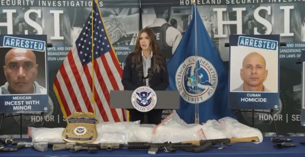 ICE arresta en Florida a cubano y la secretaria del DHS lo muestra como ejemplo de “lo peor de lo peor”