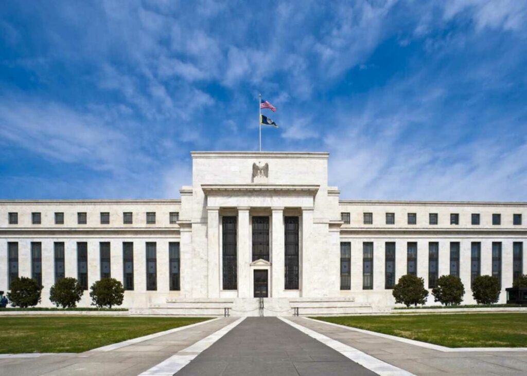 El banco central tiene un mandato del Congreso para actuar de forma independiente en el combate de la inflación y del desempleo