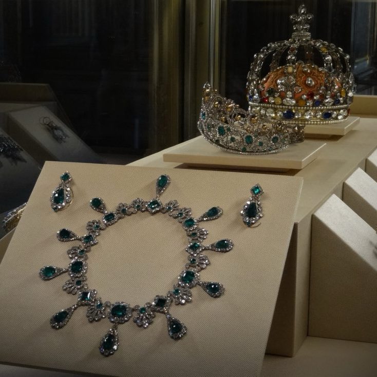 Ladrones del Louvre se llevaron ocho joyas de las nueve que robaron inicialmente