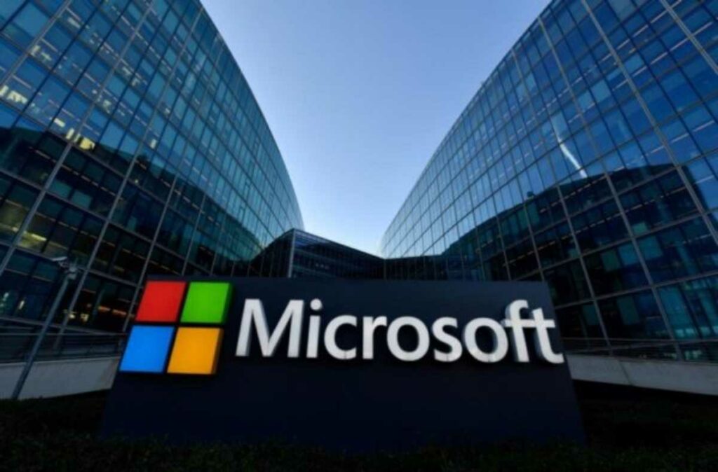 Microsoft poseerá aproximadamente el 27% de la reestructurada OpenAI, una inversión valorada en aproximadamente 135.000 millones de dólares