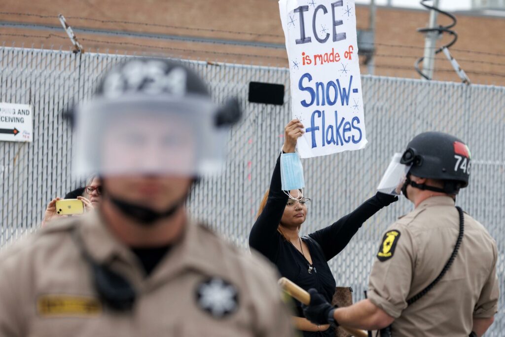 Juez ordena a ICE mejorar condiciones 'inhumanas' en centro migratorio cerca de Chicago