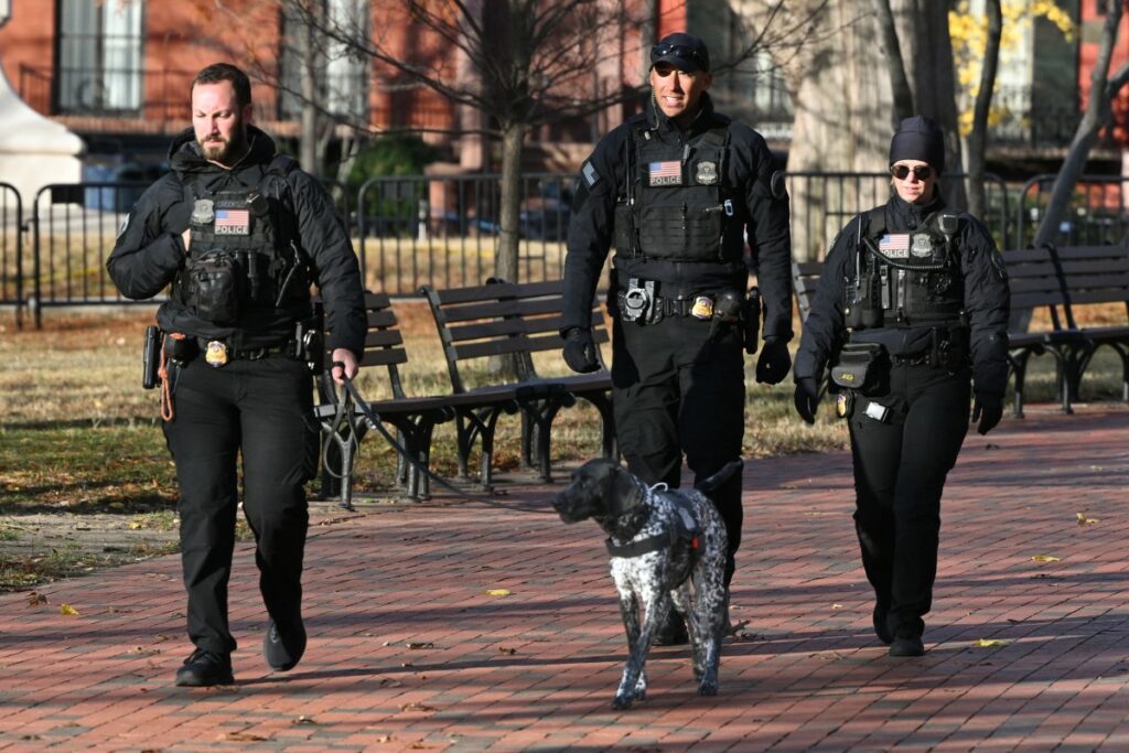 Oficiales de la división uniformada del Servicio Secreto patrullan en Lafayette Square frente a la Casa Blanca, en Washington, DC, el 27 de noviembre de 2025.