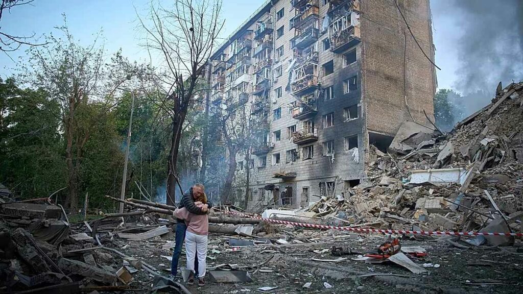 El alcalde de Kiev, Vitali Klichko, informó de una mujer fallecida y al menos 19 heridos en la ciudad
