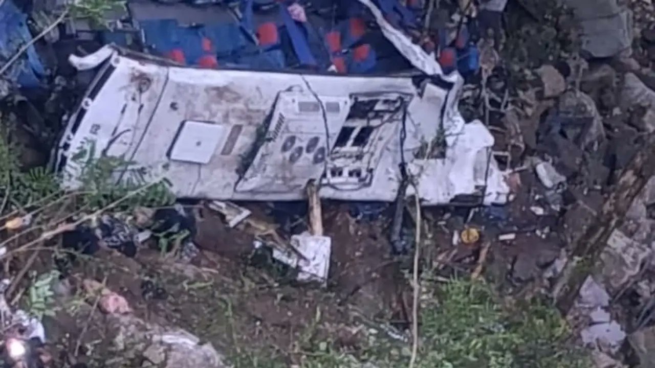 Más de una decena de muertos tras caída de autobús a un abismo en ...