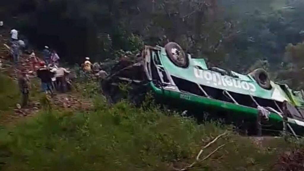 Ocho muertos y 19 heridos por accidente de autobús en México - Mediatiko