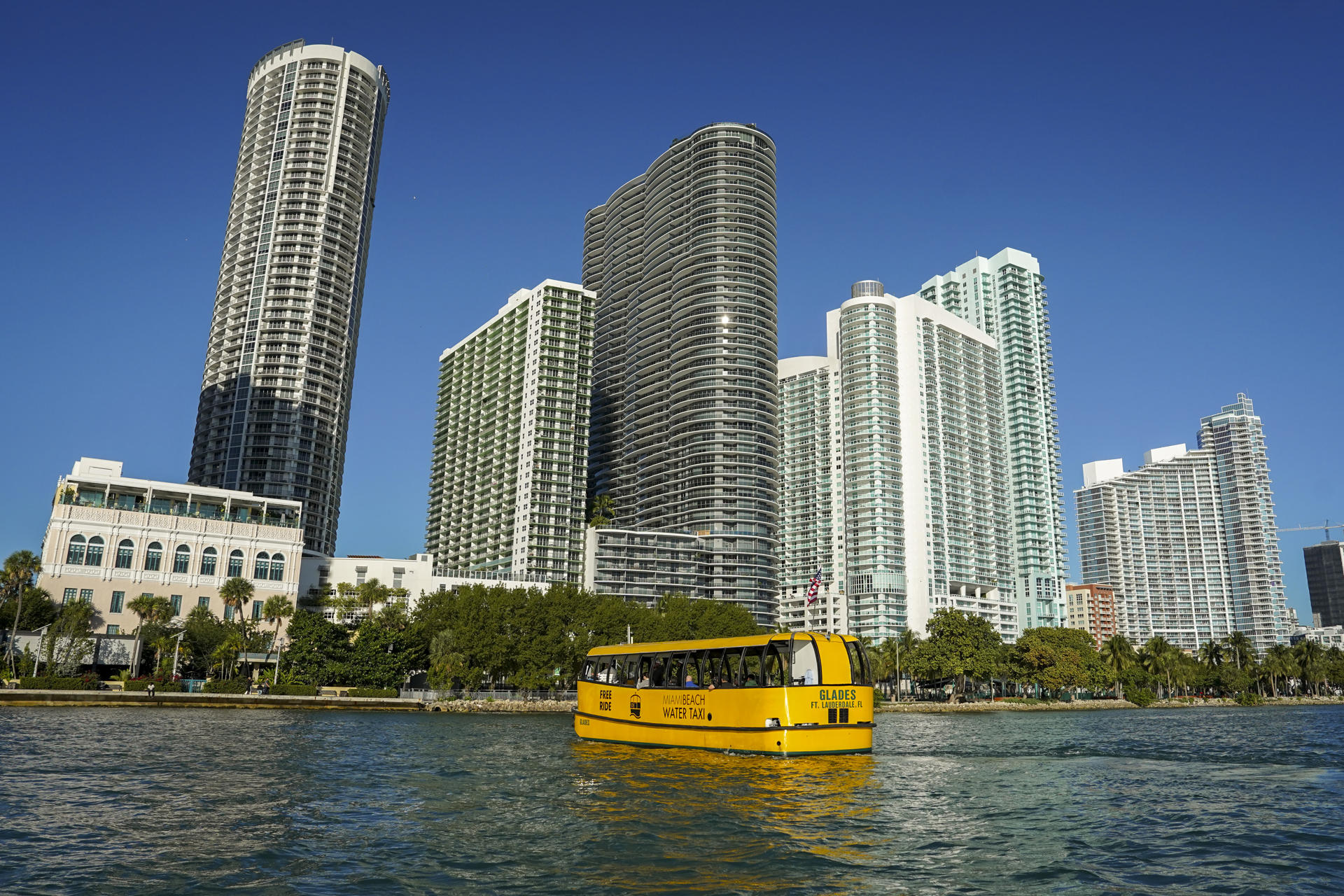 Miami Beach inaugura un servicio permanente de taxis acuáticos que la conecta con Miami