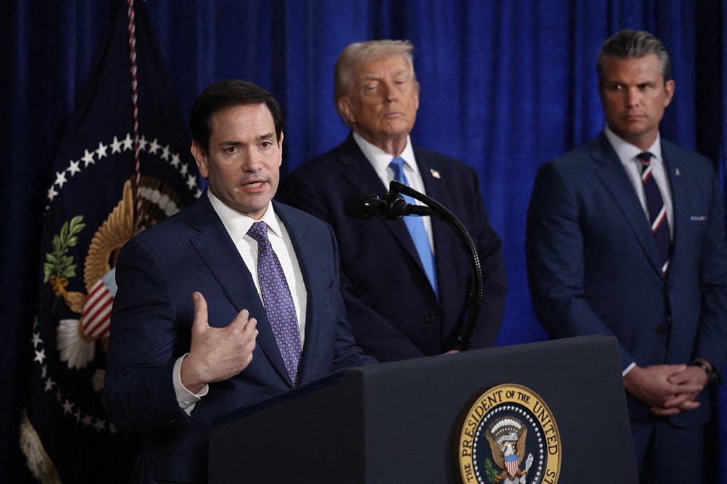El secretario de Estado de EE. UU., Marco Rubio, habla durante una conferencia de prensa mientras el presidente estadounidense, Donald Trump, y el secretario de Guerra, Pete Hegseth, escuchan en el club Mar-a-Lago el 3 de enero de 2026 en Palm Beach, Florida.