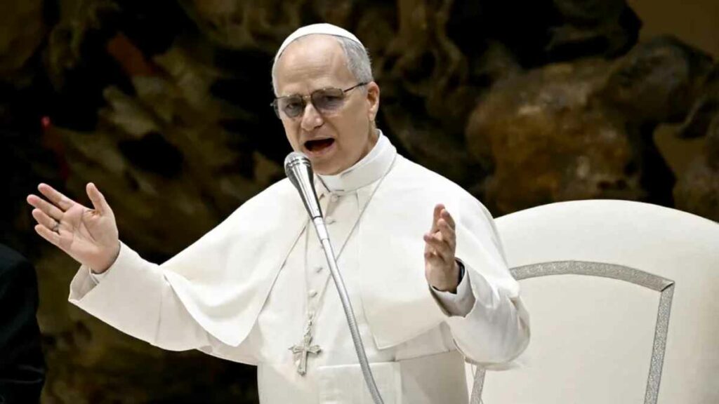 El jefe de la iglesia católica recibió a unos 20 familiares dos semanas después de la tragedia