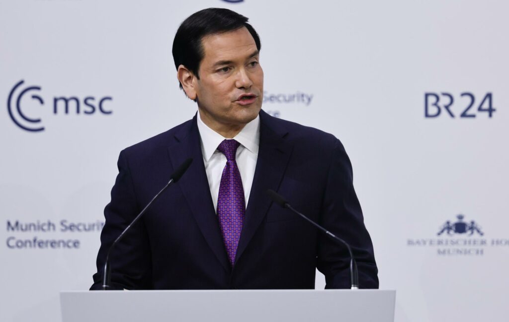 El secretario de Estado de Estados Unidos, Marco Rubio, opinó este domingo que la situación en Venezuela es ahora mucho mejor que antes de la captura del presidente Nicolás Maduro el pasado 3 de enero y dijo que, aunque a muchos países no les gustó, la operación fue un éxito del que está orgulloso. "Aún queda un largo camino por recorrer, hay mucho trabajo por hacer. Pero puedo decirles que Venezuela está mucho mejor hoy que hace seis semanas", dijo el jefe de la diplomacia estadounidense en una rueda de prensa en Bratislava junto al primer ministro eslovaco, Robert Fico, retransmitida por el Departamento de Estado. Rubio reaccionó así a una pregunta a Fico, quien condenó en su día la captura de Maduro en suelo venezolano por tropas estadounidenses. El primer ministro calificó entonces la operación, que incluyó el bombardeo de bases militares, una prueba de la "ruptura del orden mundial creado tras la Segunda Guerra Mundial". Rubio afirmó que es consciente de que hay aliados cercanos de EE.UU. a quienes "no les gustó" aquella operación en suelo venezolano. Al respecto, dijo que esa discrepancias no significa que no se pueda ser socios ya que los "países expresan su opinión todo el tiempo". "Pero les digo una cosa: fue un éxito. Estamos orgullosos de ello. Era necesario porque ese tipo era un narcoterrorista; le hicimos varias ofertas y él decidió rechazarlas", afirmó. El secretario de Estado declaró que, más allá de las opiniones, "ahora todos pueden coincidir en que Venezuela tiene una oportunidad de un nuevo futuro que no existía hace seis semanas".