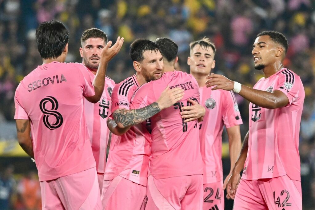El delantero argentino del Inter Miami, #10 Lionel Messi (C-L), celebra haber marcado el primer gol de su equipo durante el amistoso entre el Barcelona de Ecuador y el Inter Miami de Estados Unidos en el Estadio Banco Pichincha de Guayaquil, Ecuador, el 7 de febrero de 2026.