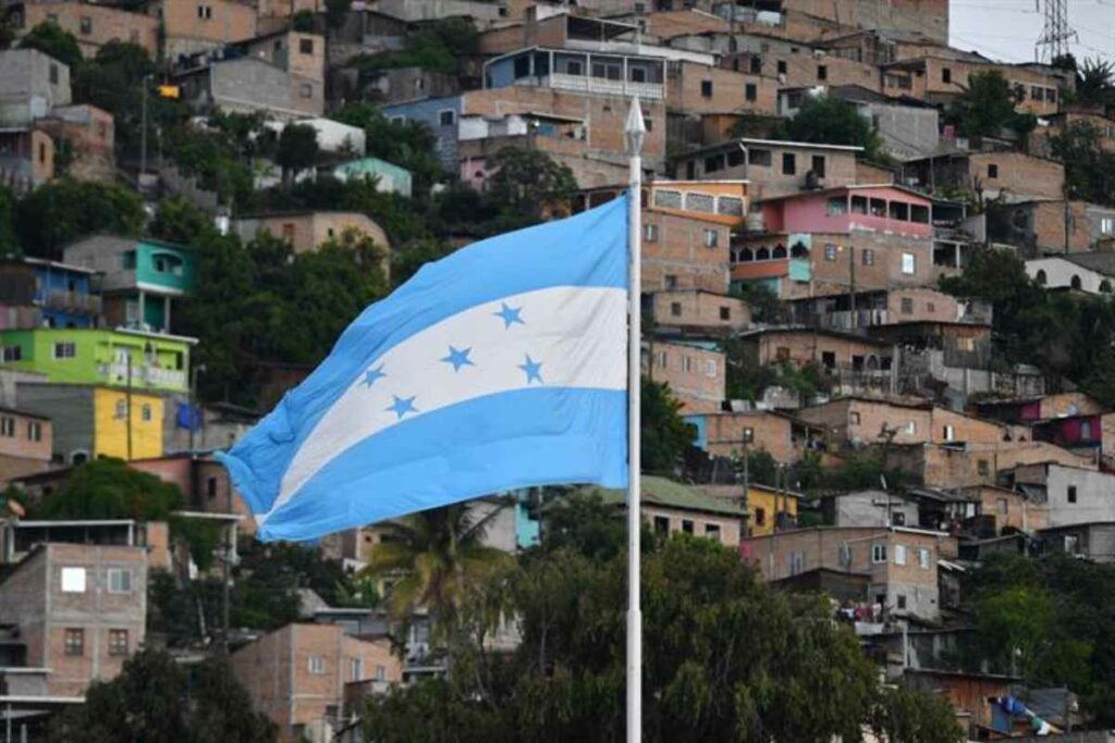 El país centroamericano aplica desde 2022 una amnistía para los migrantes indocumentados que les exonera de pagar unos 263 dólares de multa por entrar sin papeles.