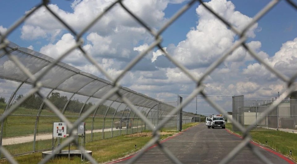 Juez de Texas declara nulo el juicio por ataque a un centro de detención de ICE