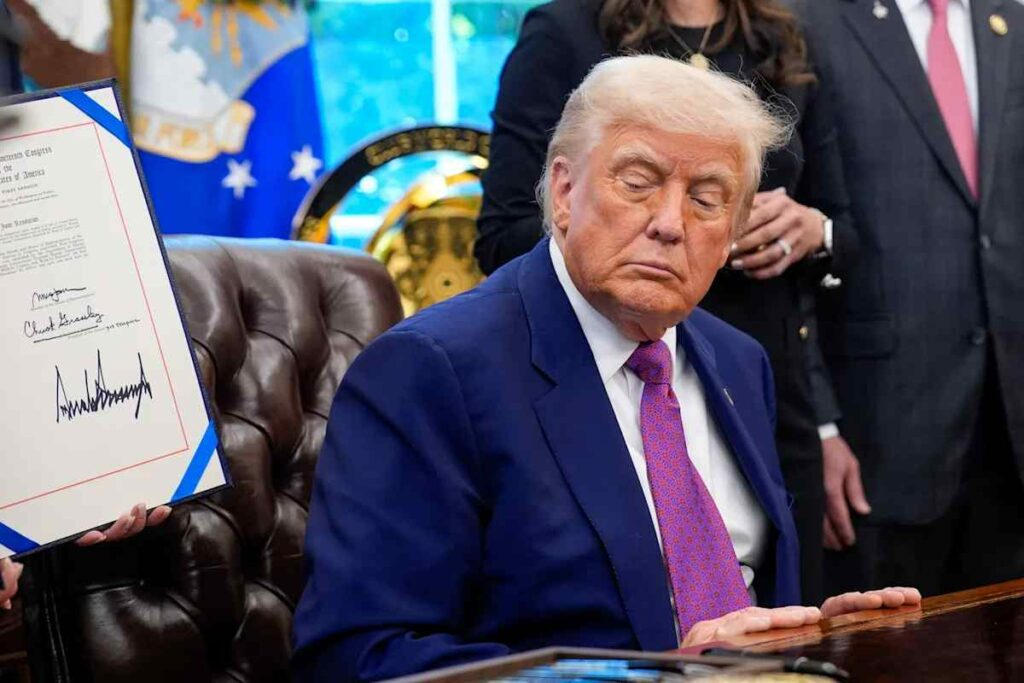 Trump indicó que agencias como el Departamento de Guerra tendrán un periodo de transición de seis meses para dejar de usar la tecnología de la compañía de IA.