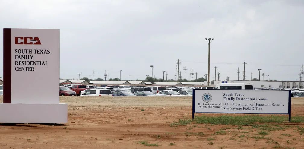 Familias migrantes denuncian encierro insalubre en Texas mientras piden asilo