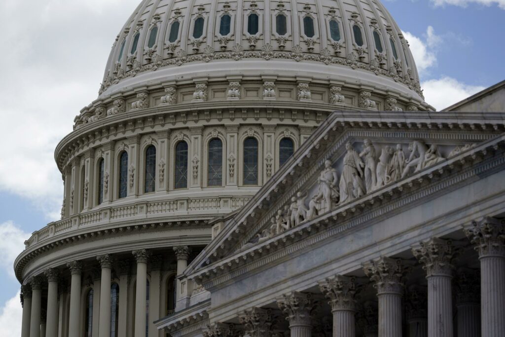 La Cámara de Representantes aprobó este martes la ley "Save America Act", una iniciativa que exige identificación oficial para votar en elecciones federales, incluidas las presidenciales, y establece nuevas disposiciones destinadas, según sus promotores, a reforzar la seguridad y prevenir el fraude electoral. El proyecto de ley, que aún debe ser aprobado por el Senado, es una de las principales iniciativas del presidente de EE.UU., Donald Trump, y el Partido Republicano para prevenir lo que consideran prácticas fraudulentas, que el magnate neoyorquino sigue insistiendo que afectaron a las presidenciales de 2020. En Estados Unidos, para votar solo se exige que la persona esté dada de alta en un registro electoral que depende de cada estado y, hasta el momento, no se requiere presentar una identificación cuando se acude a las urnas. La medida fue aprobada con 218 votos a favor y 213 en contra, con el demócrata Henry Cuellar, de Texas, como el único miembro de su partido que votó a favor. La iniciativa además requiere que los votantes presenten una identificación con foto válida antes de poder emitir su voto, algo que algunos estados ya exigen. También impone nuevas normas para el voto por correo, que exigen que los votantes presenten una copia de una identificación válida al enviar su boleta. Los republicanos que ostentan la mayoría de la Cámara Baja votaron en bloque a favor de la propuesta, que hace parte de una de los objetivos de Trump para regular las elecciones, que según la Constitución dependen de los estados. La Casa Blanca calificó este martes al proyecto como una legislación “sensata” que implementa “medidas cruciales” para proteger las elecciones federales del fraude y el abuso. El Gobierno Trump citó una encuesta del Centro Pew realizada en agosto pasado que reveló que el 83% de los adultos estadounidenses está a favor de "exigir a todos los votantes" que muestren una identificación con foto emitida por el gobierno para votar. El proyecto pasa ahora al Senado, donde enfrenta un camino difícil. Y es que, a pesar de que los republicanos controlan 53 escaños, el proyecto necesita 60 votos para ser aprobado. A esto se suma que algunos senadores republicanos expresaron su rechazo a la iniciativa como las legisladoras Lisa Murkowski y Susan Collins. Defensores del derecho al voto también rechazaron la propuesta. Gréta Bedekovics, directora de Política Democrática del Centro para el Progreso Americano, advirtió hoy en un comunicado que el Gobierno Trump y sus partidarios en el Congreso “quieren silenciar a los ciudadanos estadounidenses en las calles y en las urnas”. Según cifras del centro, más de 140 millones de estadounidenses no tienen pasaporte y más de 69 millones de mujeres casadas no tienen un certificado de nacimiento que coincida con su nombre legal, lo que les dificultaría su derecho a votar.