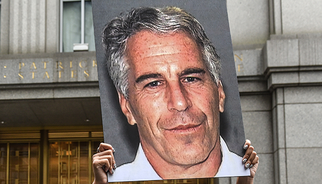 Estudiantes de una escuela en Michigan reportaron conductas de índole sexual por parte de Epstein