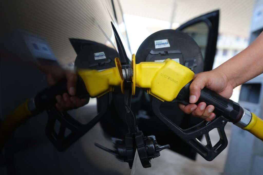 Gasolina cerca de $4 y alimentos en alza: experto revela cómo proteger tu dinero ante la crisis