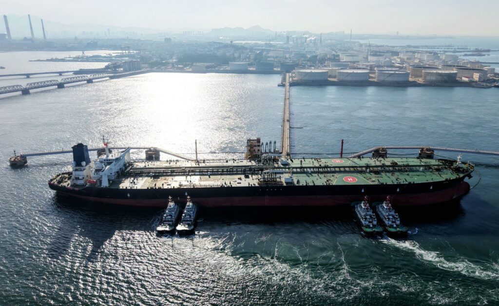 Estados Unidos autoriza la venta y entrega del petróleo iraní cargado en buques