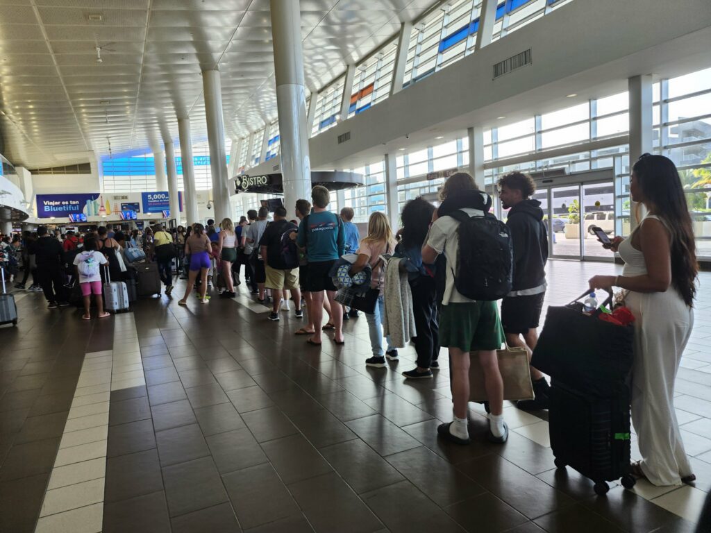 Caos en aeropuerto de Puerto Rico por cierre del Departamento de Seguridad Nacional de EE.UU.
