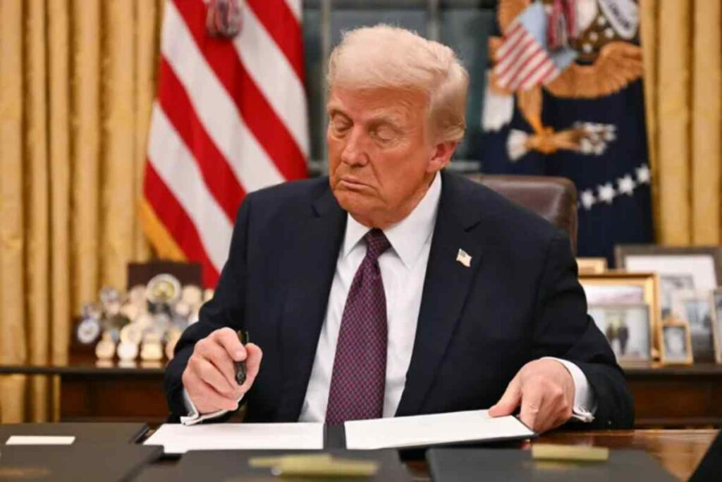 Los jueces del Supremo tienen que resolver si el decreto que Trump firmó el primer día de su regreso al cargo, en enero de 2025
