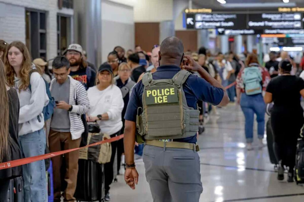 El zar de la frontera de la Casa Blanca, Tom Homan, dijo este lunes que se enviarán oficiales del ICE a catorce aeropuertos estadounidenses.